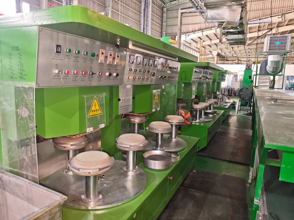 Mașina de lipire a bazei pentru ustensile de gătit a fost instalată în străinătate.